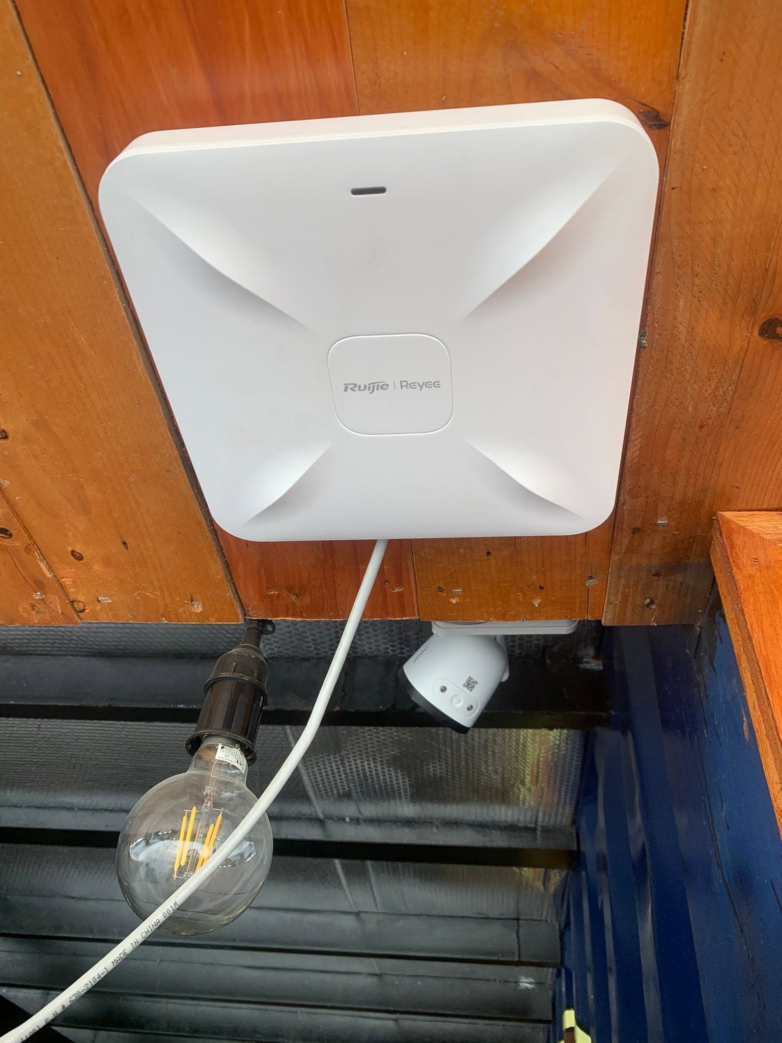 🌿 LẮP ĐẶT WIFI Ruijie CHO QUÁN CAFE FARM – MẠNH, ỔN ĐỊNH, PHỦ RỘNG MỌI GÓC 🌿